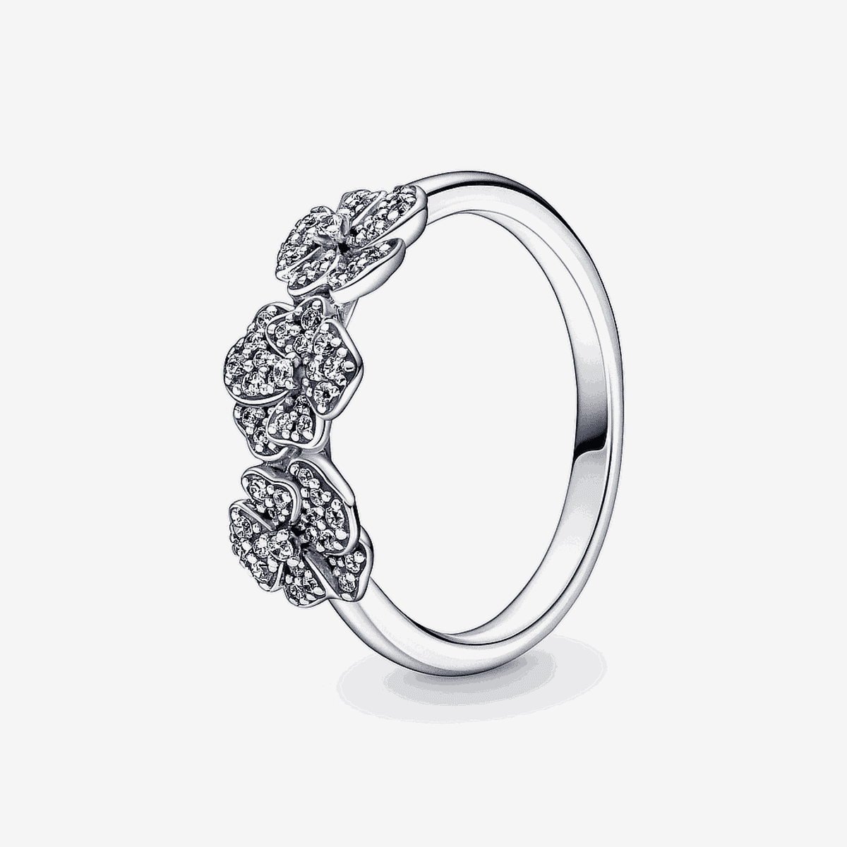 Vista frontal del Anillo Pandora Triple Flor Pensamiento en plata de ley con pavé de cristales - 190786C01