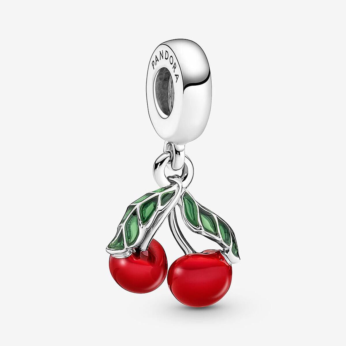 Modelo mostrando Charm Colgante Pandora Cerezas Asimétricas - 791583C01