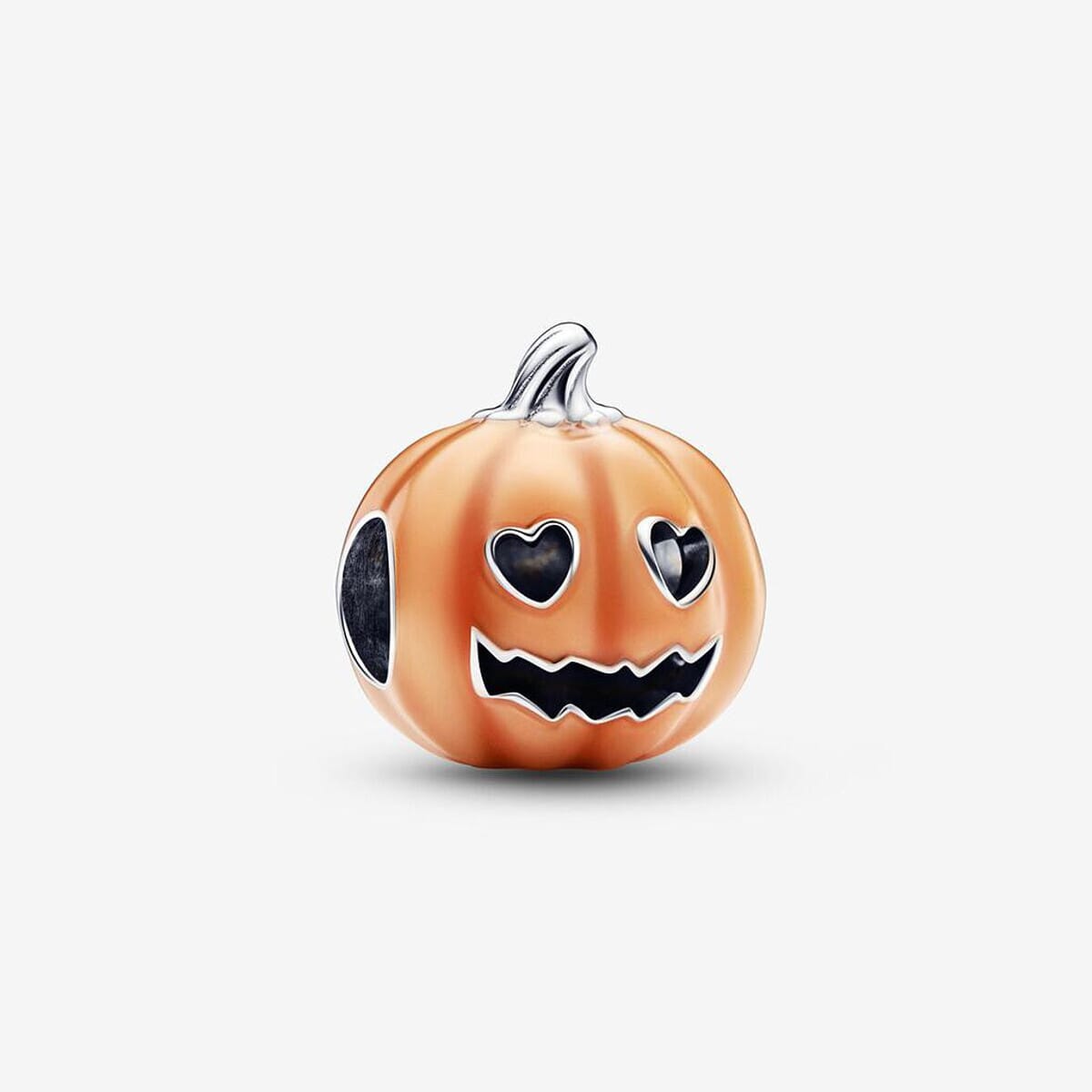 Modelo mostrando Charm Pandora Calabaza Que Brilla - 792291C01