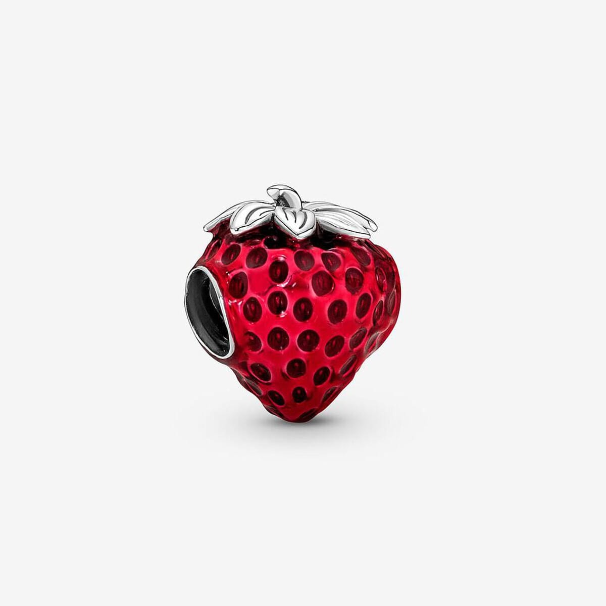 Modelo mostrando Charm Pandora Fresa - 791681C01