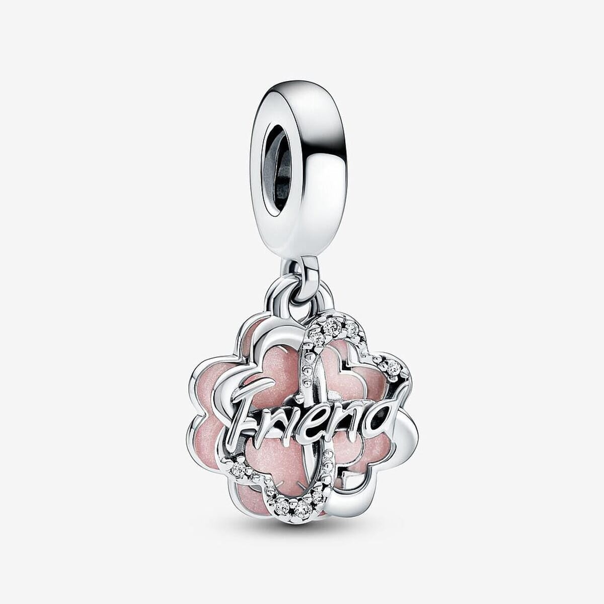 Modelo mostrando Charm Colgante Pandora Doble Trébol de Cuatro Hojas de la Amistad - 792245C01