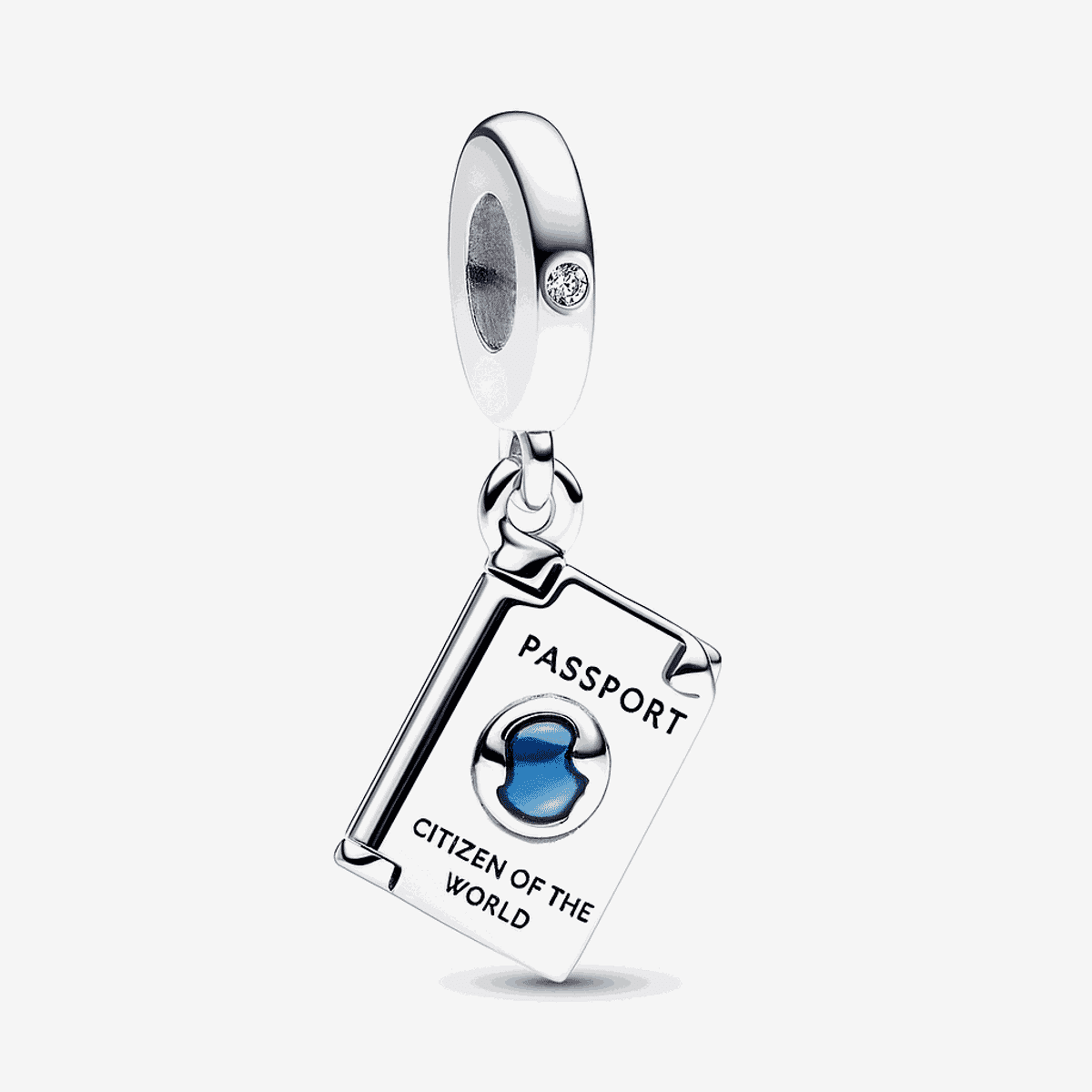 Charm colgante Pandora en plata con diseño de pasaporte y detalle azul - 792680C01