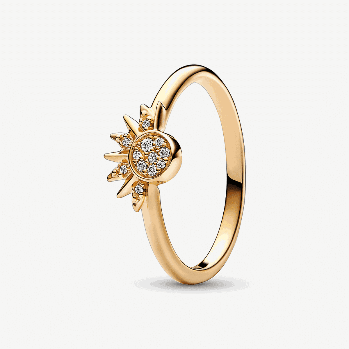 Anillo Pandora Sol Celestial en metal chapado en oro con diseño de sol y detalles de cristales - 162674C01