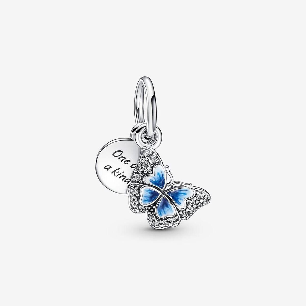 Modelo mostrando Charm Colgante Pandora Doble Mariposa Azul y Cita - 790757C01